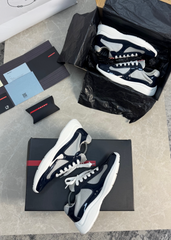 Sneaker in Mitternachtsblau
