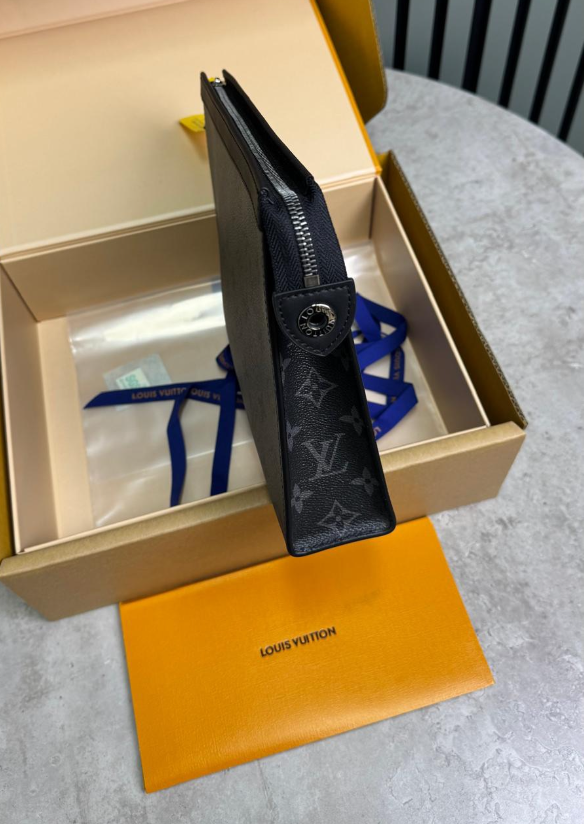 Pochette à main LV