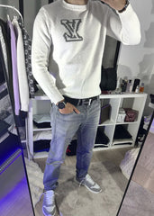 Pull blanc brodé LV