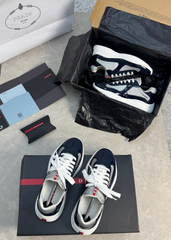 Sneaker in Mitternachtsblau