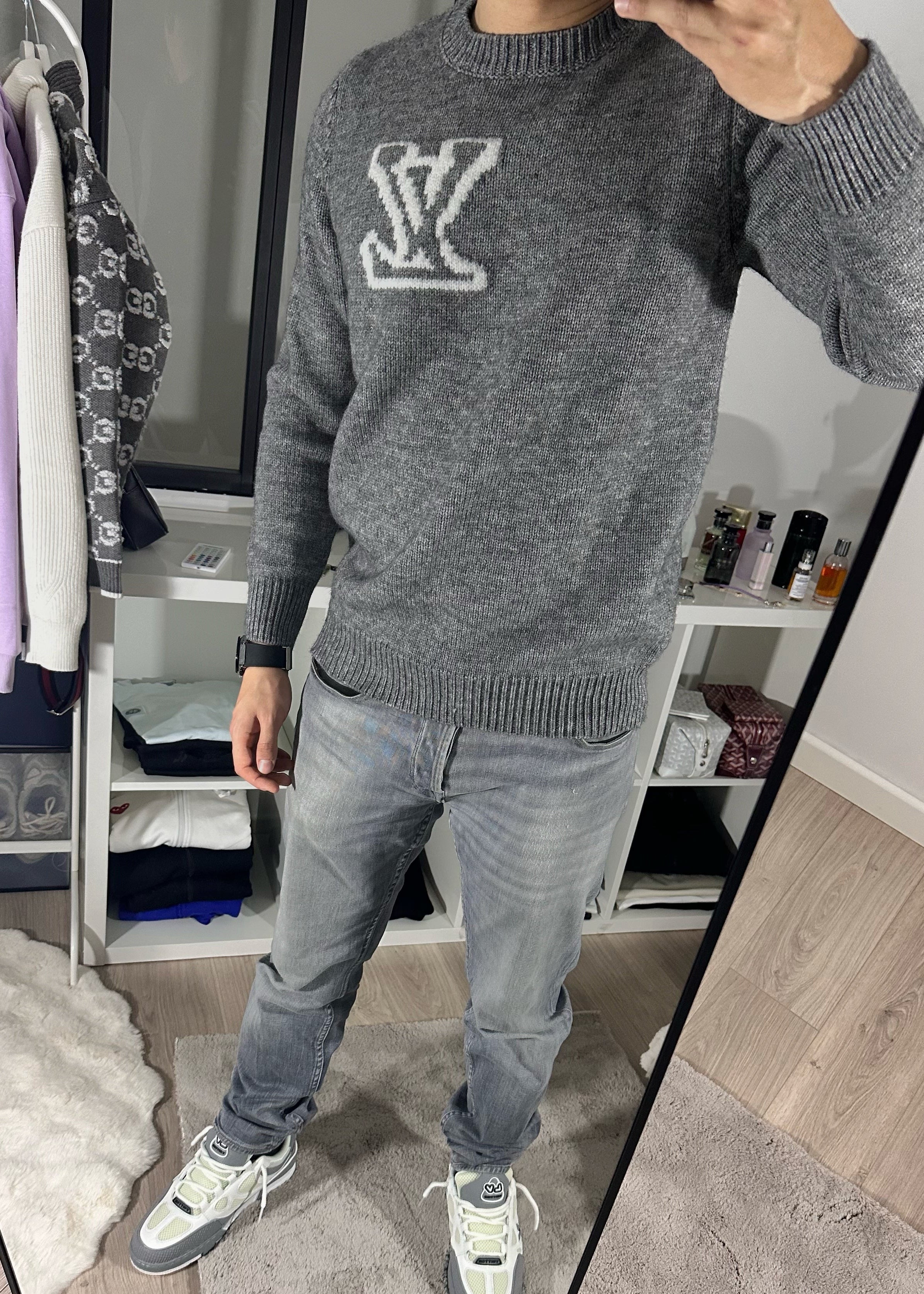 Pull gris brodé LV