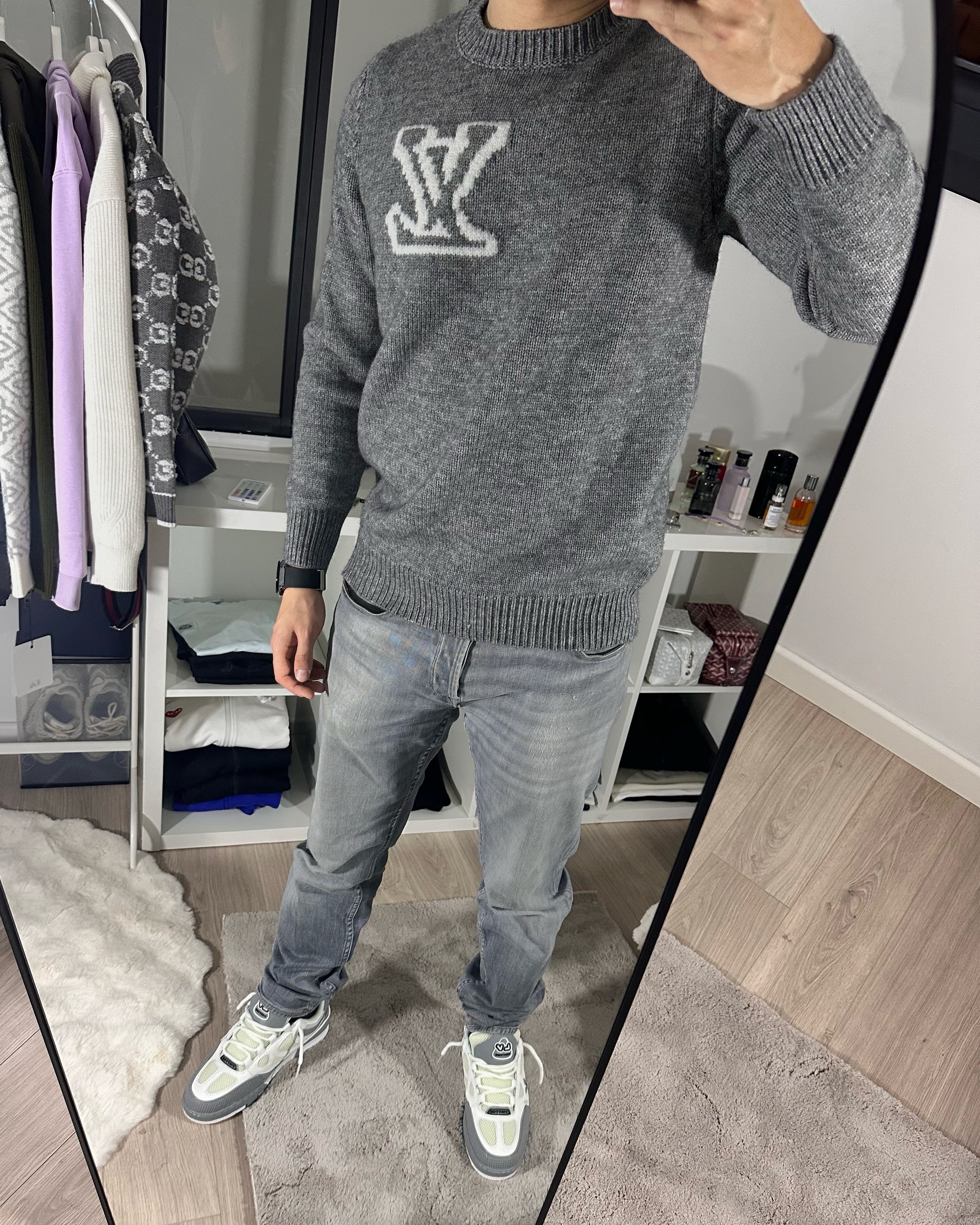 Pull en coton gris brodé LV