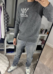 Pull gris brodé LV
