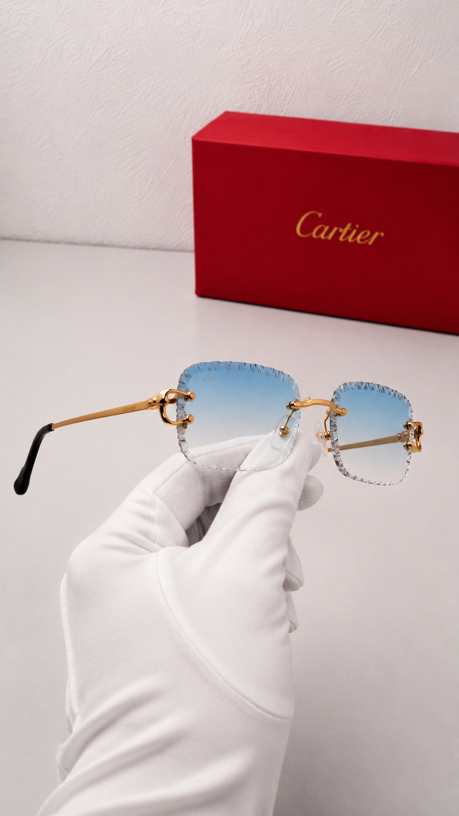 Sonnenbrille aus Glas mit goldenem Bügel