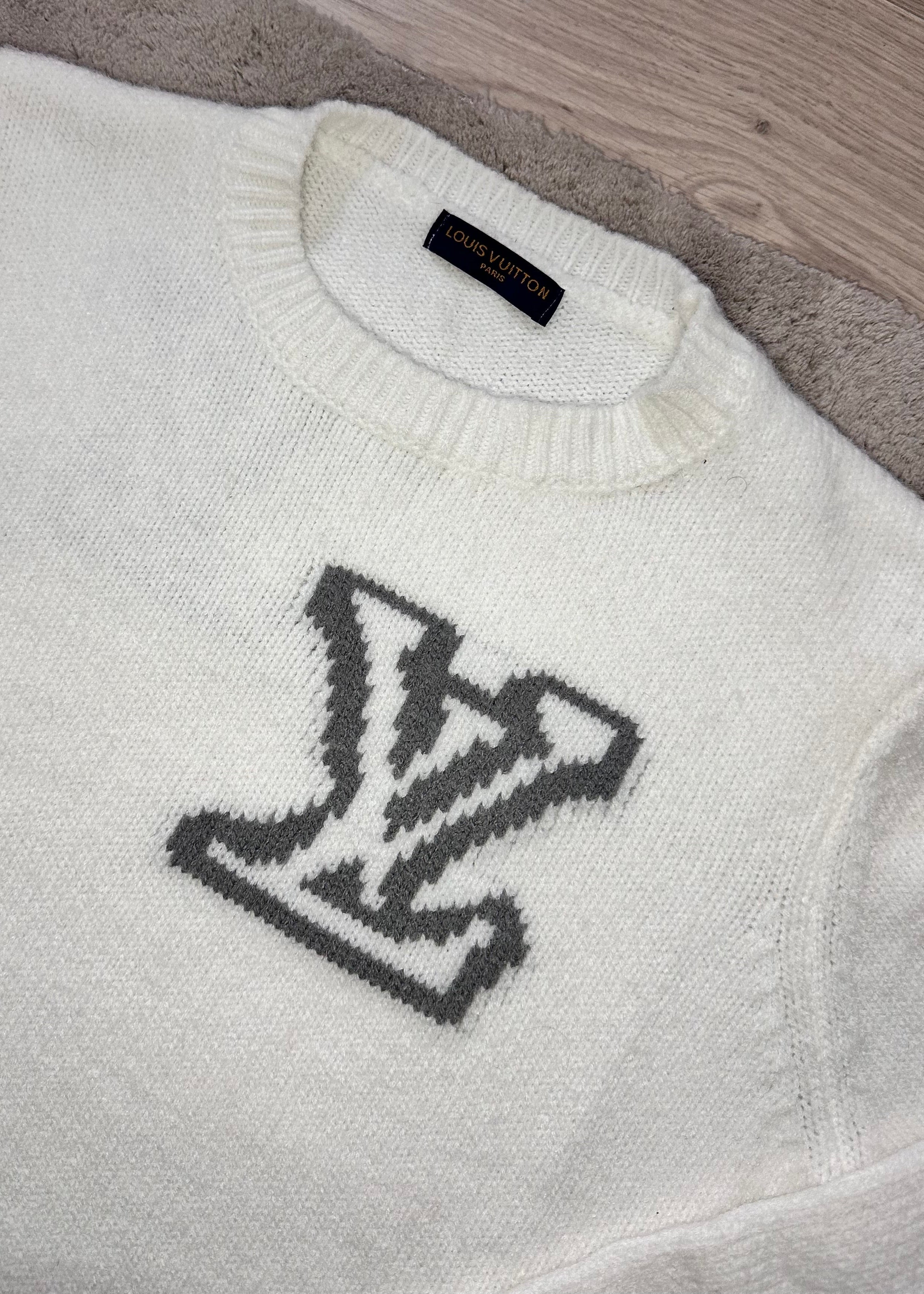 Pull blanc brodé LV
