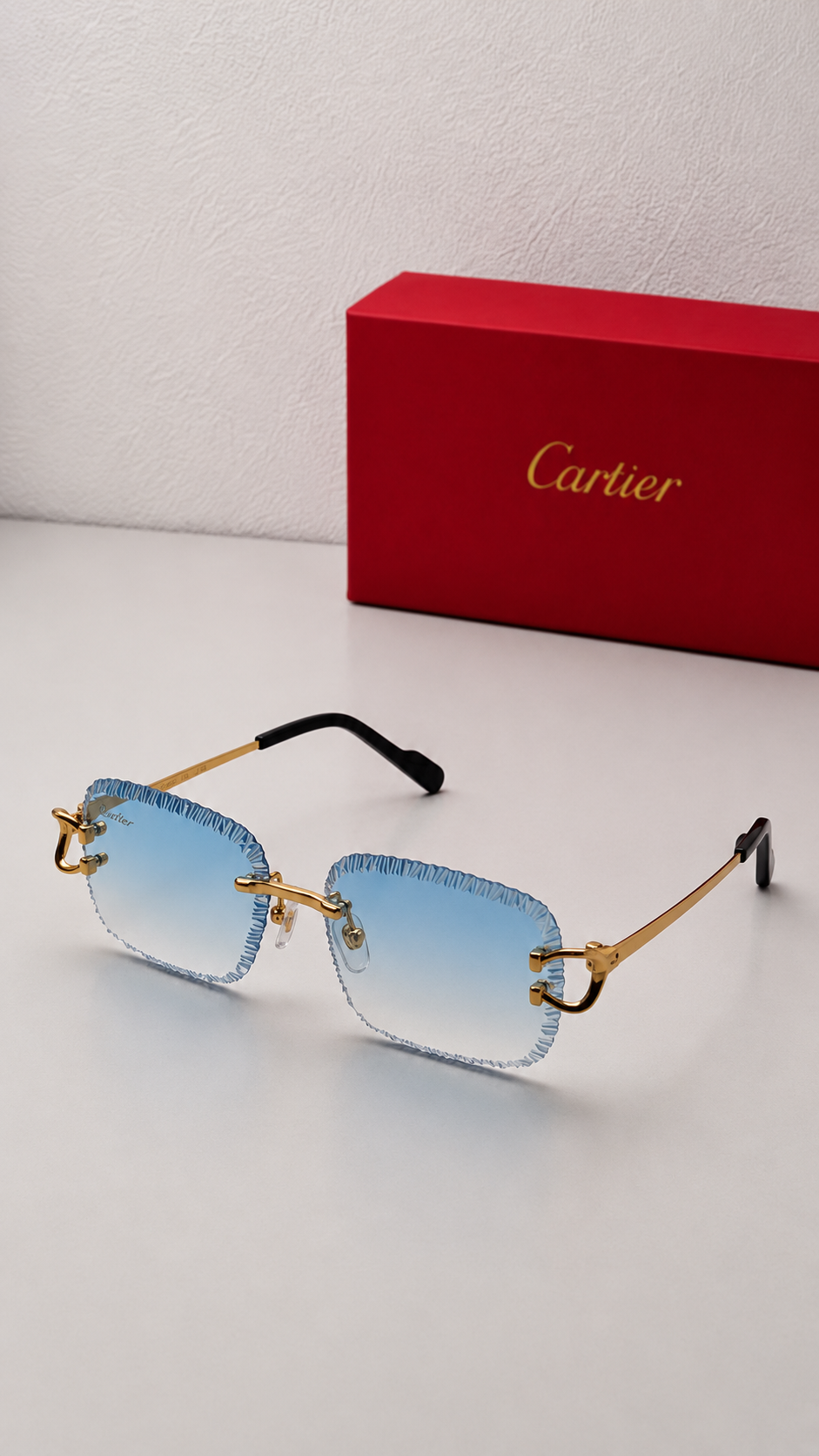 Sonnenbrille aus Glas mit goldenem Bügel