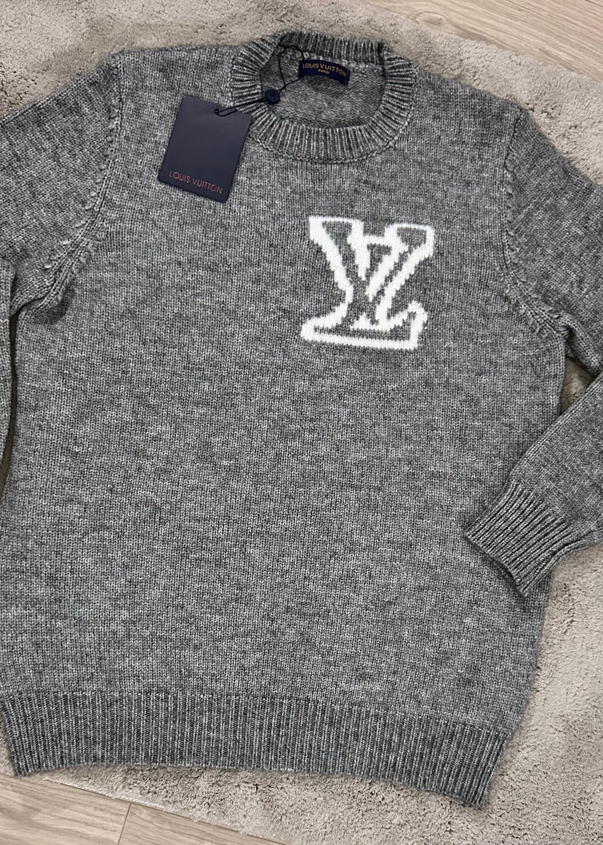 Pull gris brodé LV