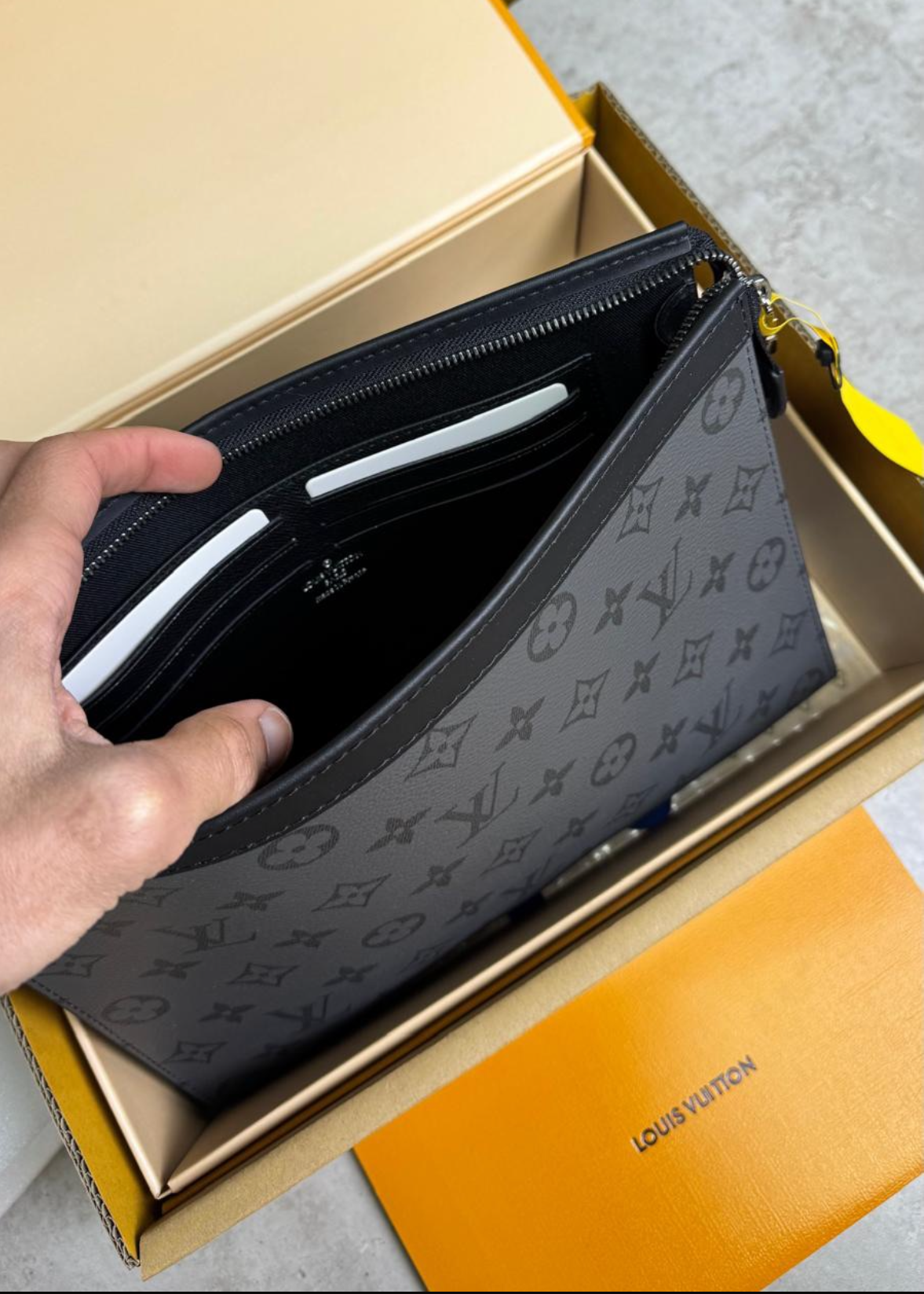 Pochette à main LV