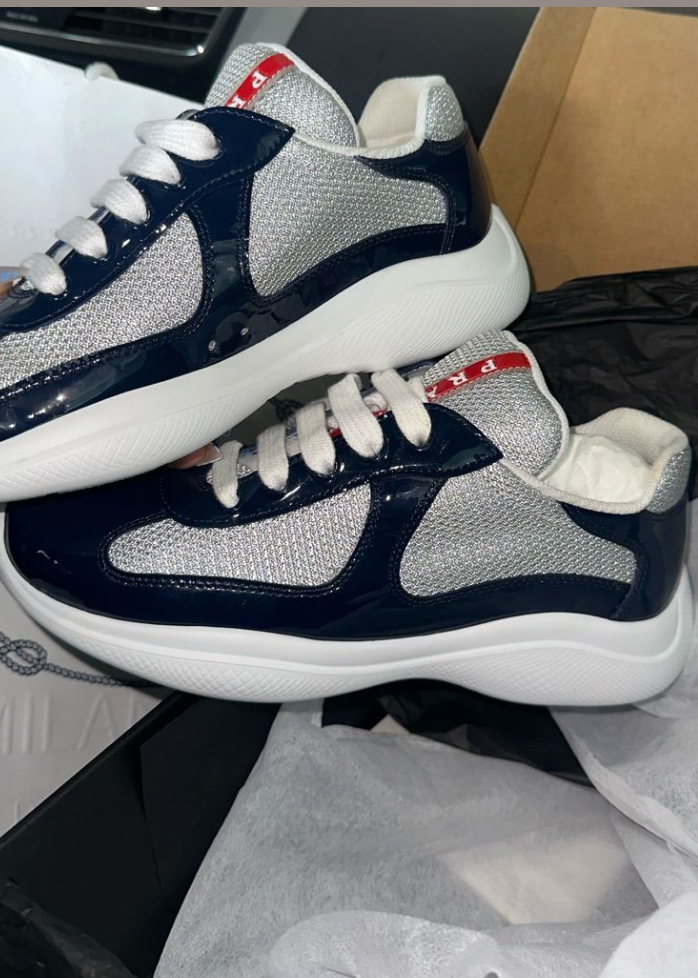 Sneaker in Mitternachtsblau