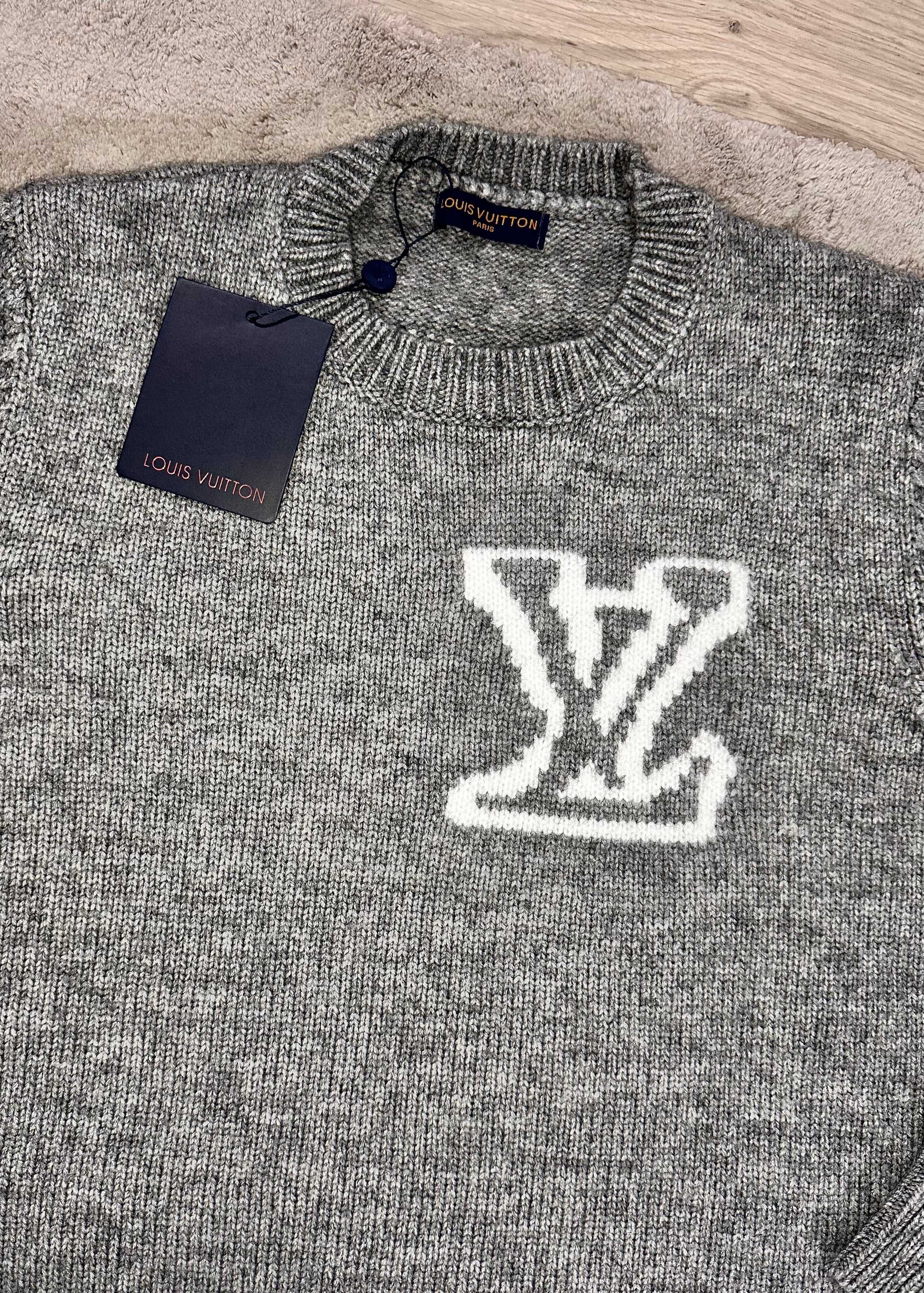 Pull gris brodé LV