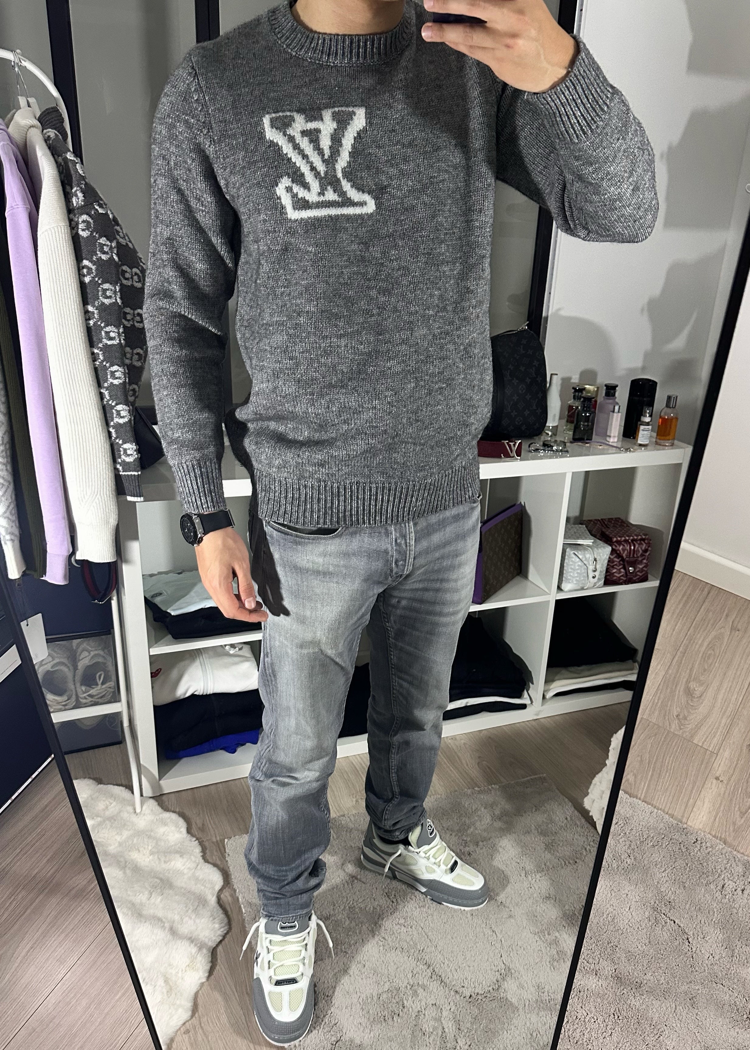 Pull gris brodé LV
