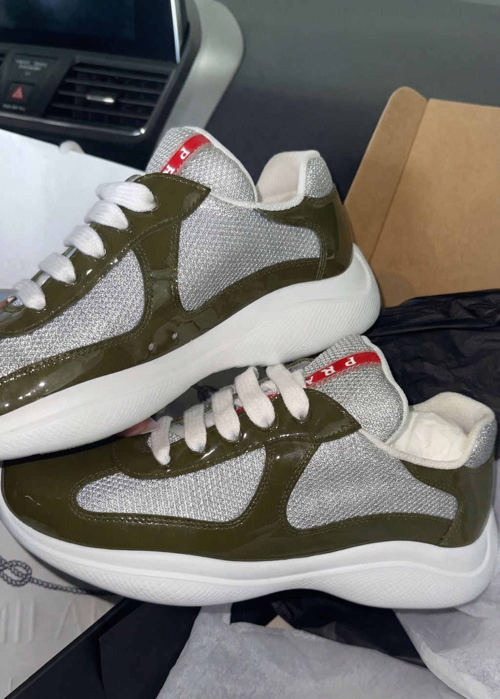 Grüner Basketball-Becher