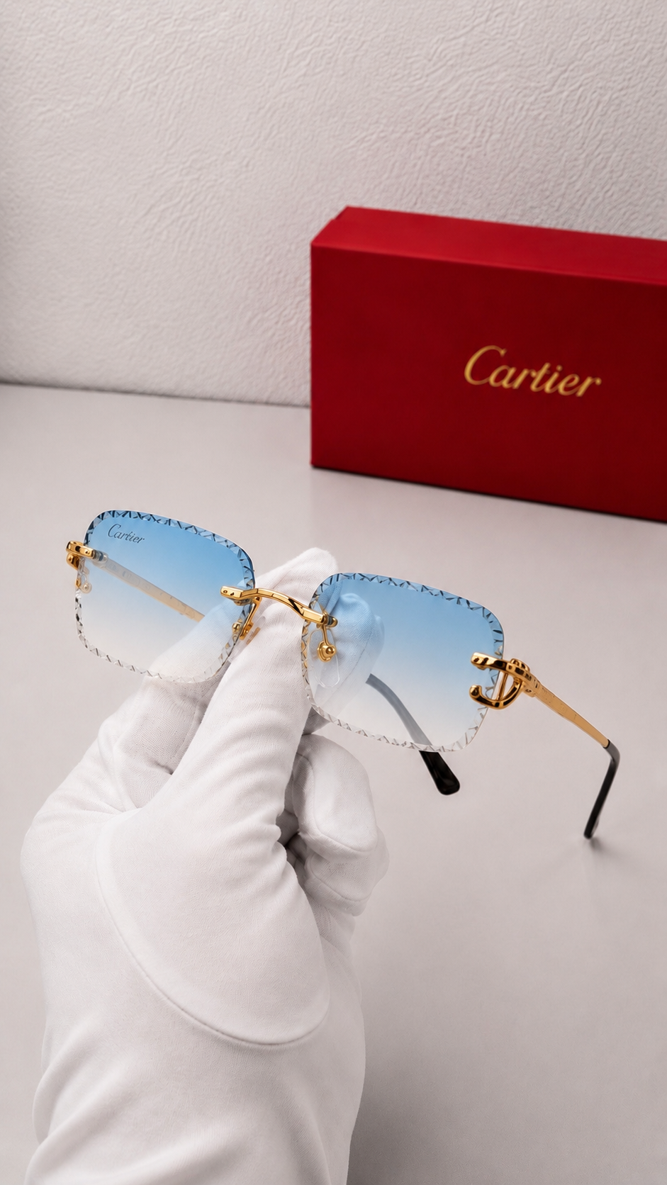 Sonnenbrille aus Glas mit goldenem Bügel