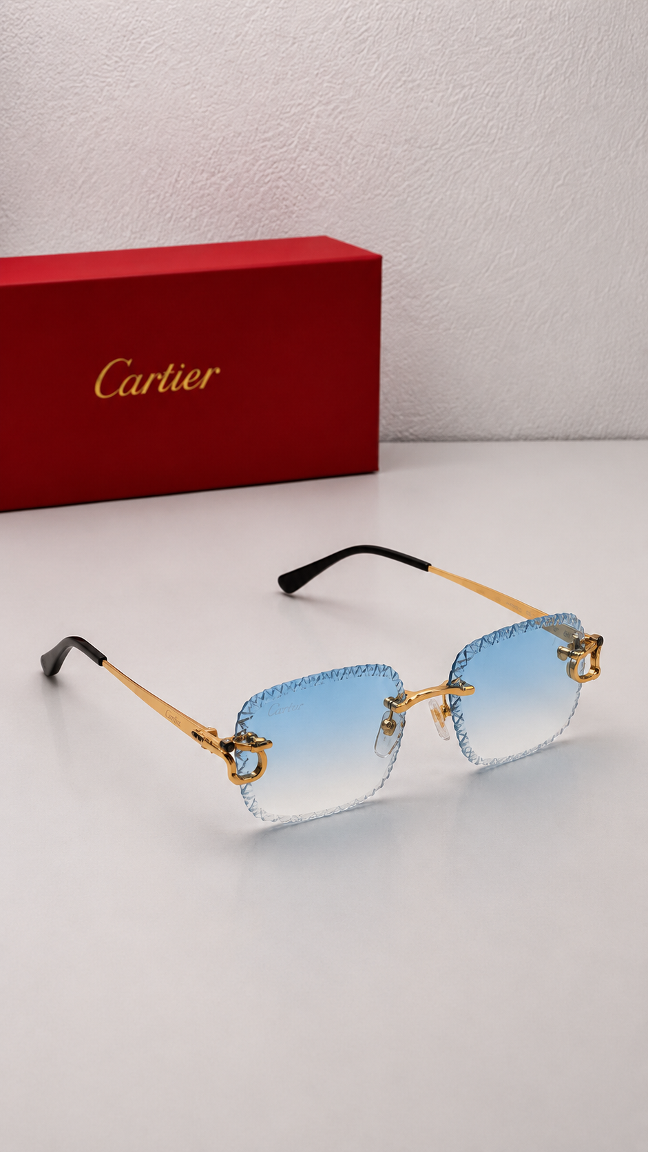 Sonnenbrille aus Glas mit goldenem Bügel