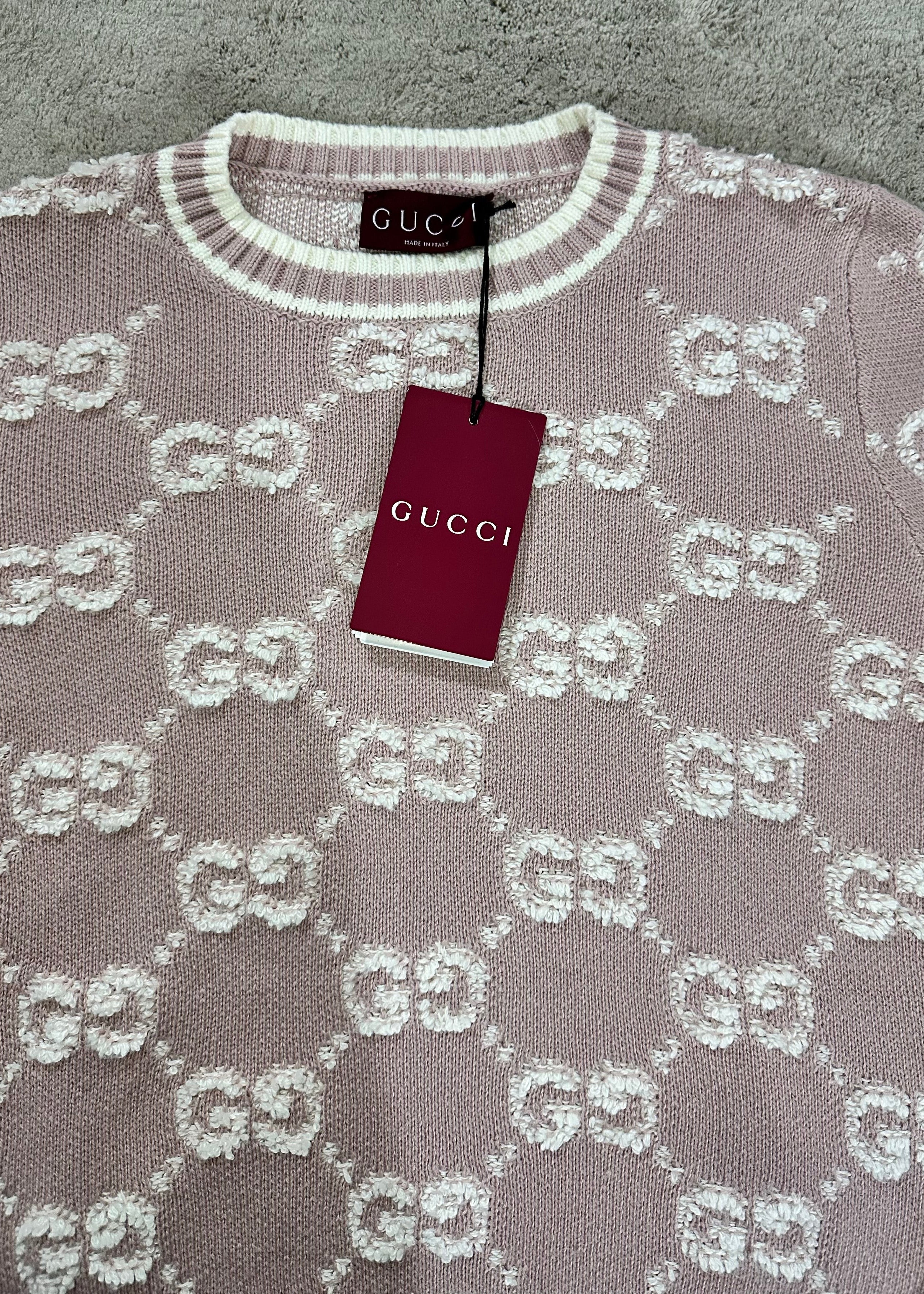 Pullover mit rosa GG-Muster