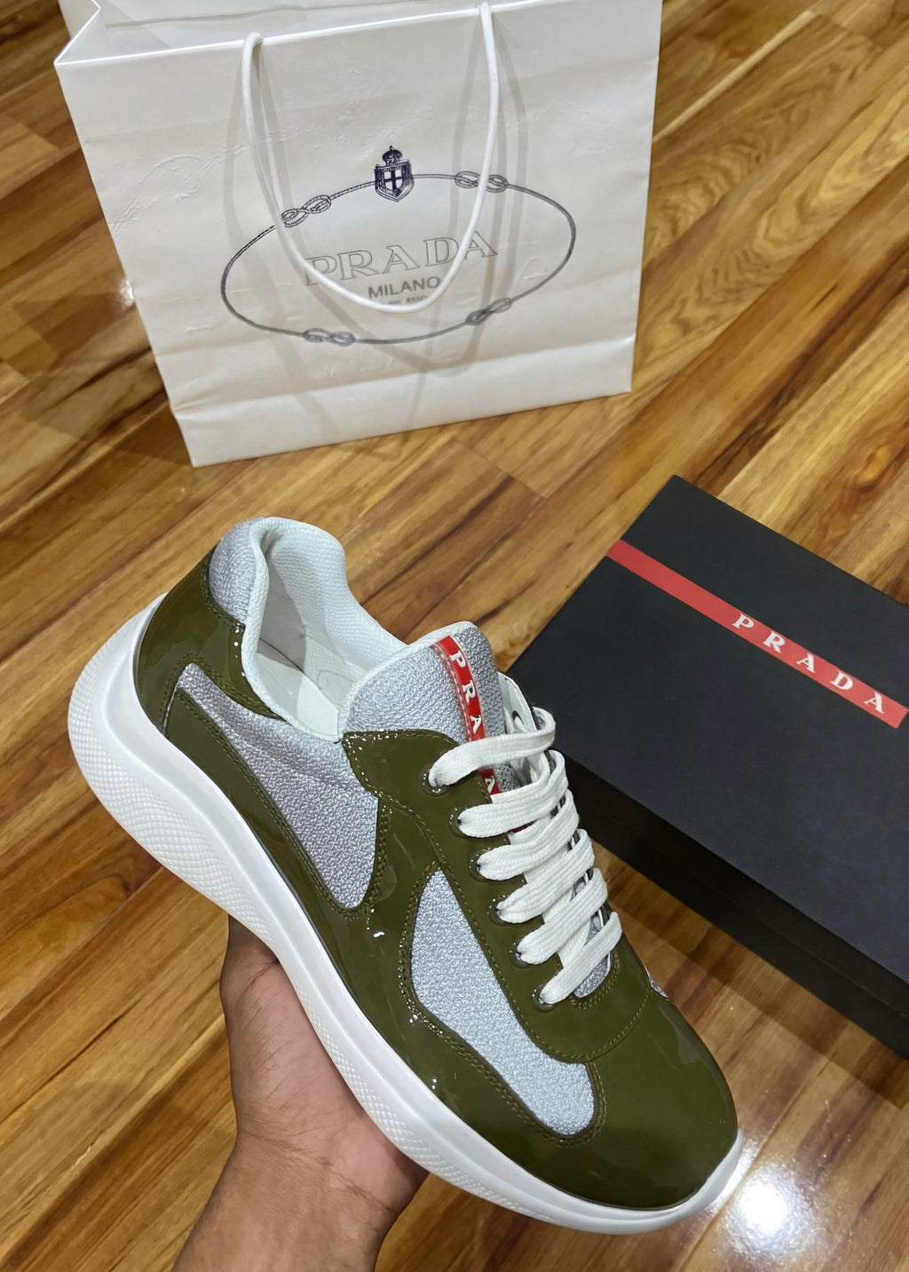 Grüner Basketball-Becher