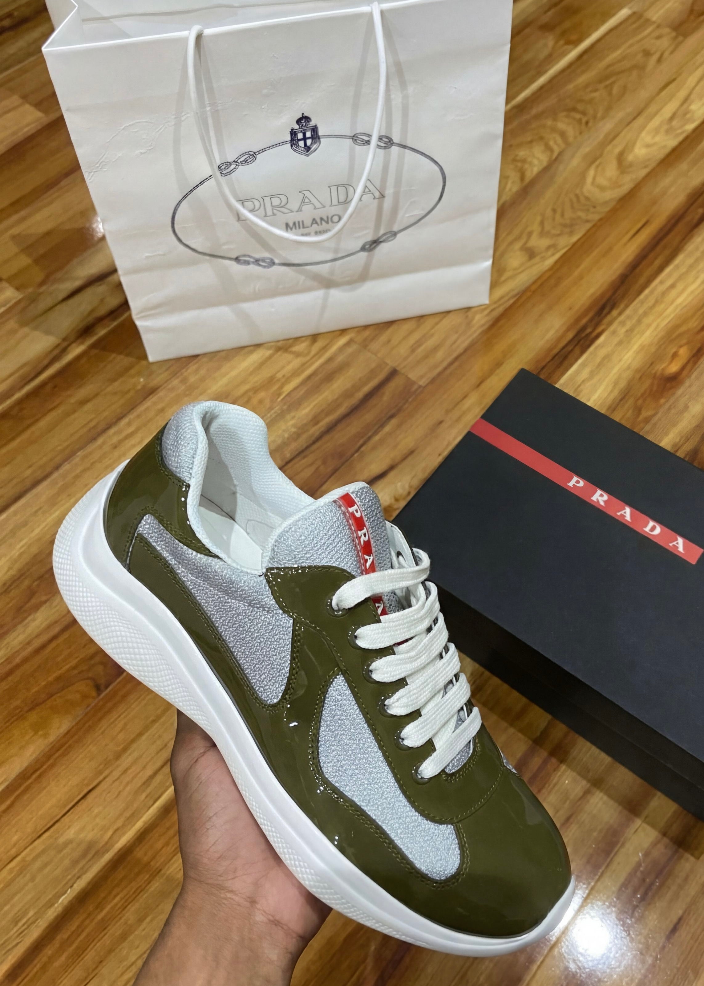 Grüner Basketball-Becher