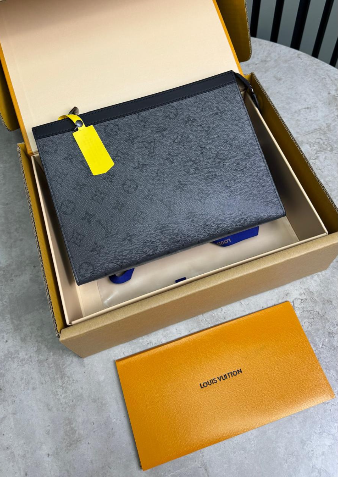 Pochette à main LV