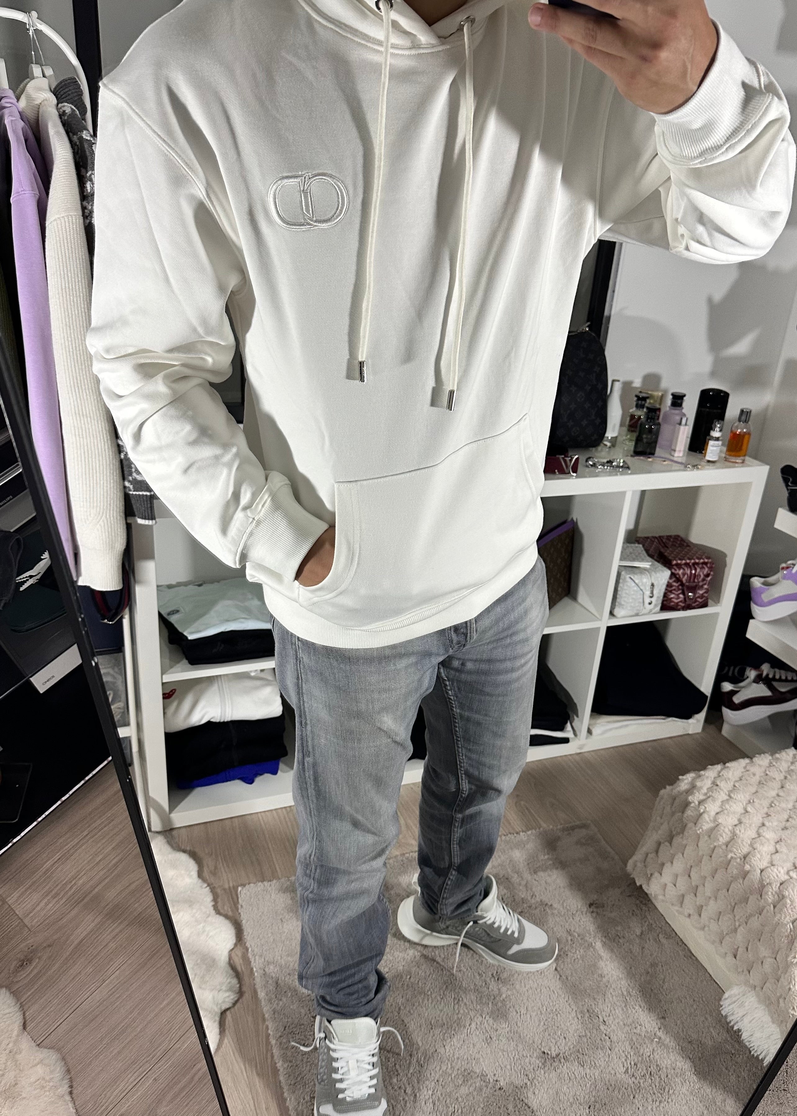 Pull blanc à motif CD