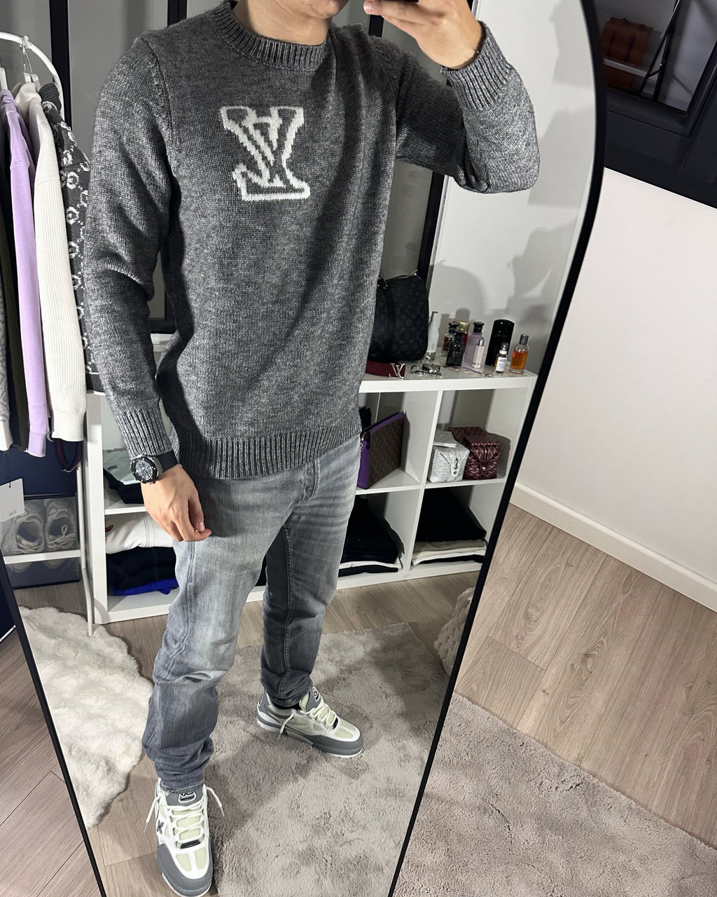 Pull en coton gris brodé LV