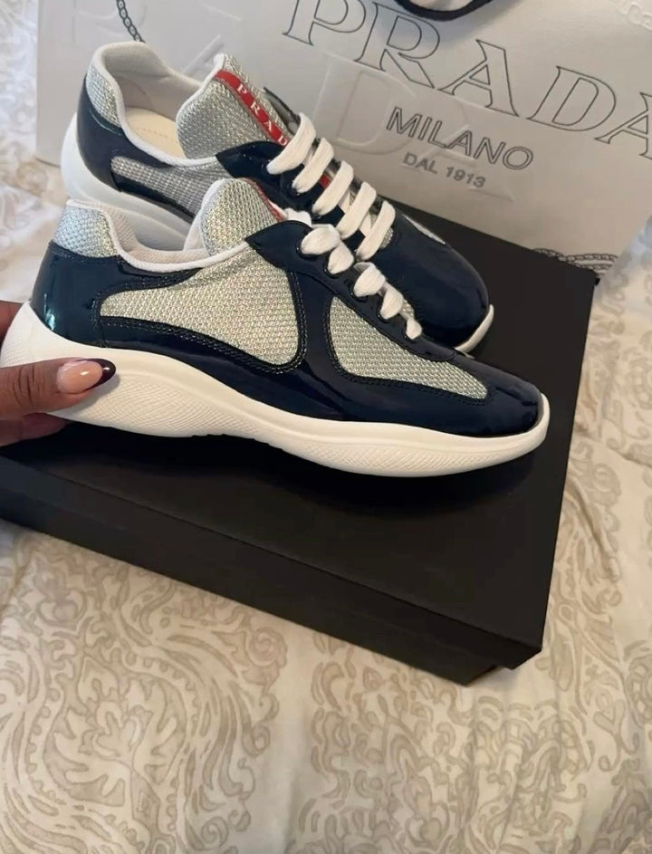 Sneaker in Mitternachtsblau
