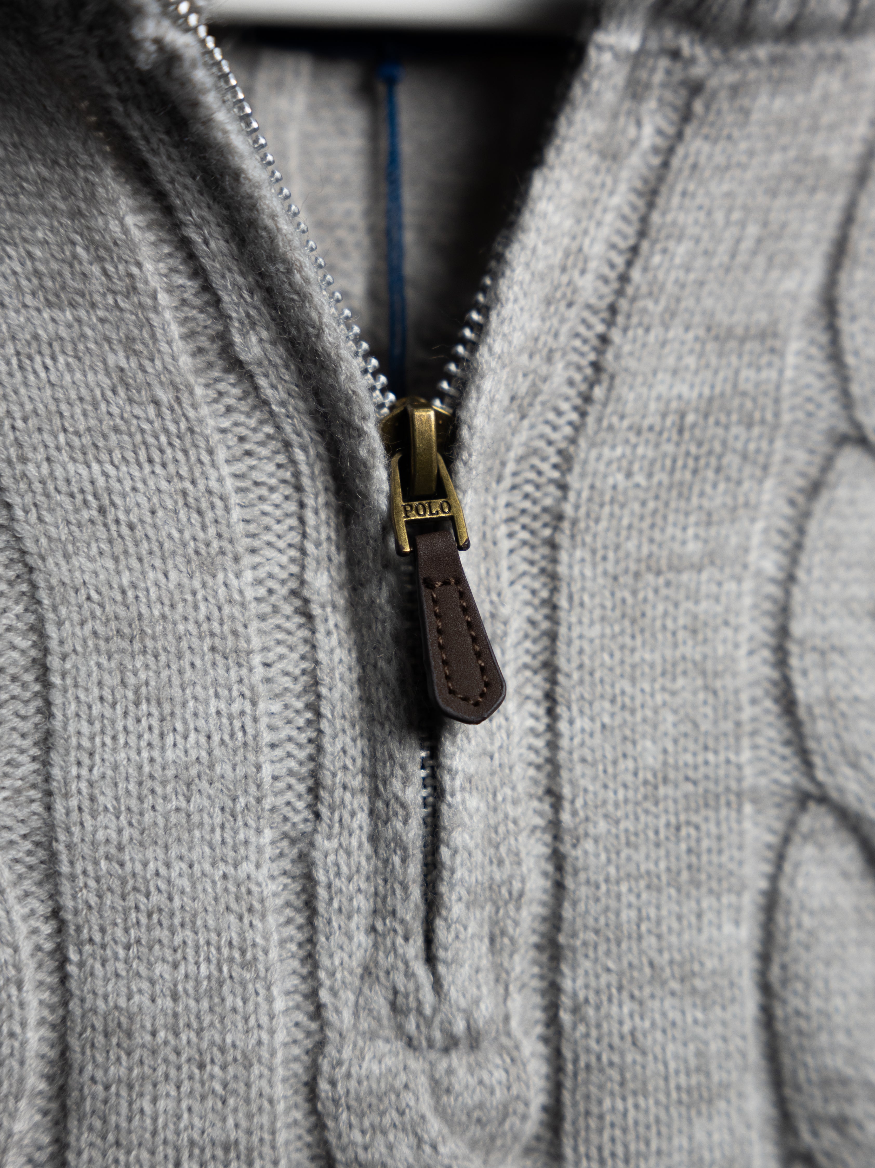 Ralph Lauren – Grauer Pullover mit Zopfmuster und Reißverschluss